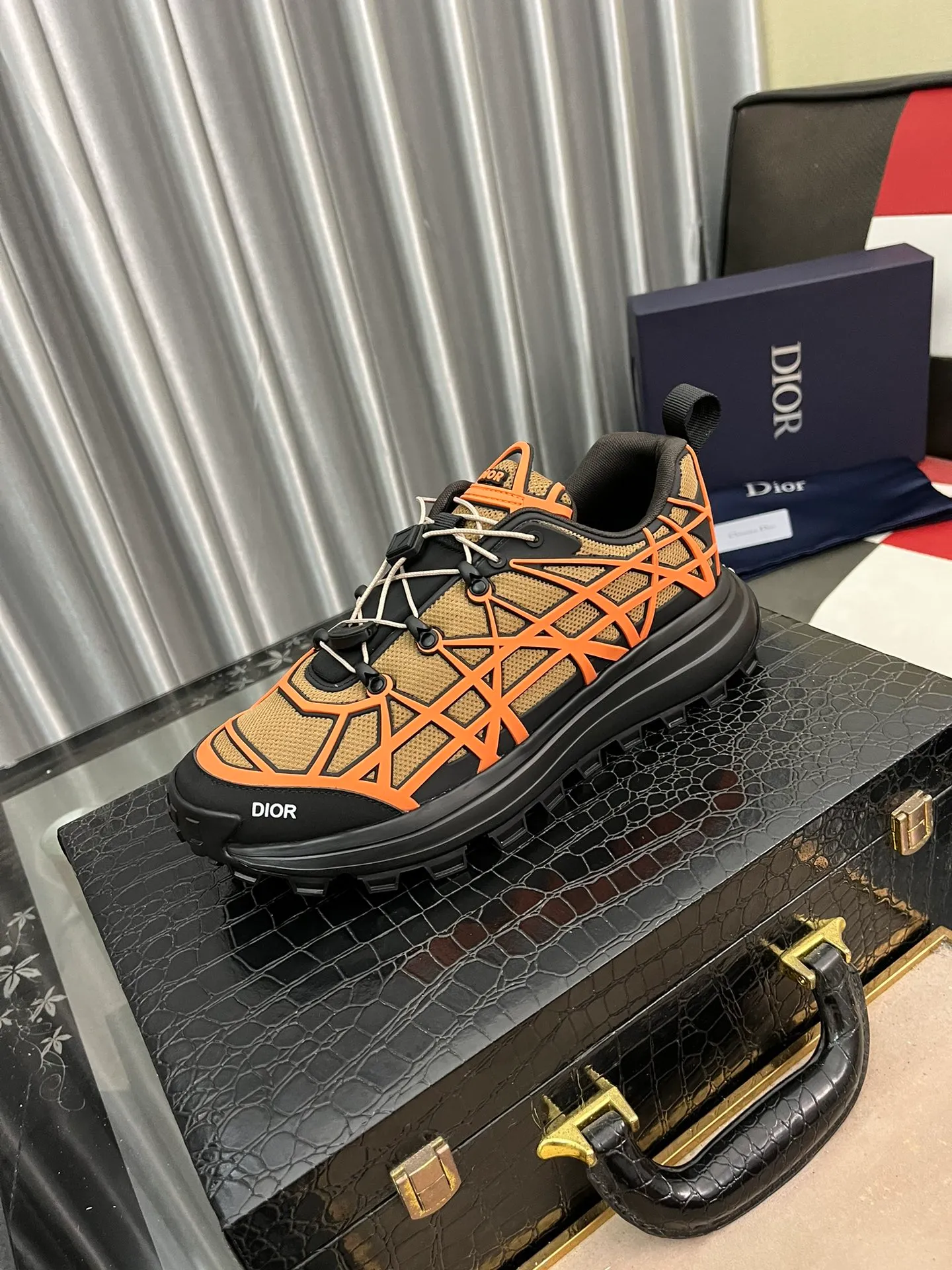 Ex-factory price 520⌚️⌚️B31 RUNNER sports shoes highlight the fashionable silhouette and are decorated with curved cannage pattern. They reinterpret the classic pattern in a structural style and enrich the Dior 2023 summer men's wear series. Meticulously crafted using the advanced craftsmanship of hiking shoes, it blends outdoor culture with Dior heritage. Code number 38-445⃣️Color optional